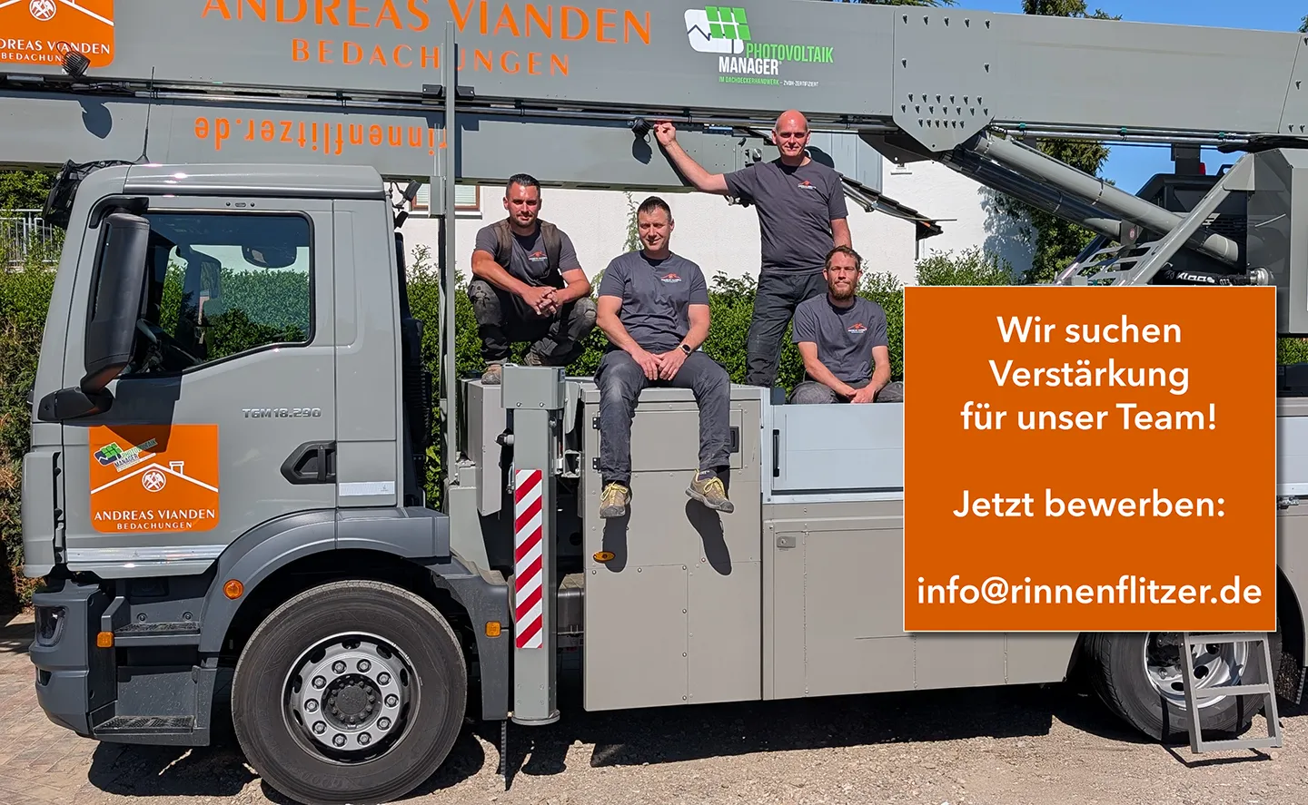 Gruppenbild des Rinnenflitzer-Teams auf dem Rinnenflitzer-Kran Das Dachdecker-Team von Rinnenflitzer sucht Verstärkung!